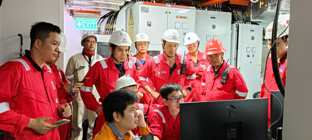 Đón dòng dầu đầu tiên mỏ Đại Hùng giai đoạn 3